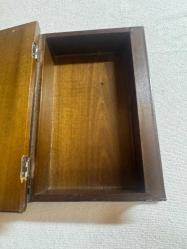VİNTAGE Masüf El yapımı işlemeli kitap şeklinde tasarlanmış, genellikle takı,Aksesuaranahtar veya diğer küçük eşyaları saklamak için kullanılan dekoratif bir ahşap kutu