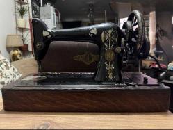 ANTİKA V SERİSİ SİNGER DİKİŞ MAKİNESİ 100 YILIN ÜZERİNDE KUTUSUNDA ÇALIŞIR DURUMDA