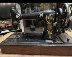 ANTİKA V SERİSİ SİNGER DİKİŞ MAKİNESİ 100 YILIN ÜZERİNDE KUTUSUNDA ÇALIŞIR DURUMDA
