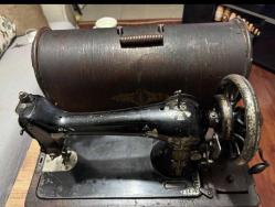 ANTİKA V SERİSİ SİNGER DİKİŞ MAKİNESİ 100 YILIN ÜZERİNDE KUTUSUNDA ÇALIŞIR DURUMDA