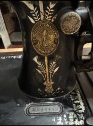 ANTİKA V SERİSİ SİNGER DİKİŞ MAKİNESİ 100 YILIN ÜZERİNDE KUTUSUNDA ÇALIŞIR DURUMDA