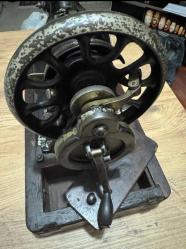 ANTİKA V SERİSİ SİNGER DİKİŞ MAKİNESİ 100 YILIN ÜZERİNDE KUTUSUNDA ÇALIŞIR DURUMDA