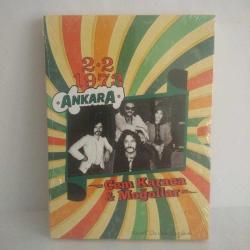 CD Cem Karaca & Moğollar 2.2.1973 Ankara. Özel Albüm. Ambalajında.   Anadolu Rock’ın yıllar sonra ilk kez sunulan bu eşsiz eseri.İşte koleksiyonunuzda yer alan “Cem Karaca-Moğollar 2.2.1973 Ankara” albümünün kısa hikayesi.Ve şimdi bu çok özel albüm tam 43 yıl sonra Universal Müzik Taksim Edisyon etiketi ile tüm Türkiye’de!İçinde daha önce hiç yayınlanmamış olan fotoğraflar, Cem Karaca’nın el yazıları, her bir şarkı için özel olarak yapılmış olan illüstrasyonların olduğu 44 sayfalık CD+Kitap bulunmaktadır.