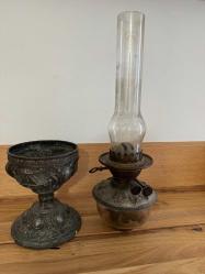 KALAY TABANLI ANTİKA VİKTORYA DÖNEMİ GAZ LAMBASI Camsız Yükseklik : 30   Genişlik:  18 cm Derinlik: 18 cm Rokoko tarzında dekore edilmiş kalay tabanlı Viktorya dönemi bir gaz lambası. Cam baca ve yuvarlak oyma cam gölgelikle kaplı çift brülöre sahiptir. Kosovadan satın aldım.Maalesef camı uçakta kırılmış şimdilik camsız olarak satılık