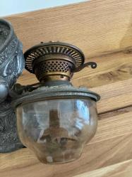 KALAY TABANLI ANTİKA VİKTORYA DÖNEMİ GAZ LAMBASI Camsız Yükseklik : 30   Genişlik:  18 cm Derinlik: 18 cm Rokoko tarzında dekore edilmiş kalay tabanlı Viktorya dönemi bir gaz lambası. Cam baca ve yuvarlak oyma cam gölgelikle kaplı çift brülöre sahiptir. Kosovadan satın aldım.Maalesef camı uçakta kırılmış şimdilik camsız olarak satılık