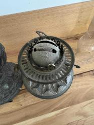 KALAY TABANLI ANTİKA VİKTORYA DÖNEMİ GAZ LAMBASI Camsız Yükseklik : 30   Genişlik:  18 cm Derinlik: 18 cm Rokoko tarzında dekore edilmiş kalay tabanlı Viktorya dönemi bir gaz lambası. Cam baca ve yuvarlak oyma cam gölgelikle kaplı çift brülöre sahiptir. Kosovadan satın aldım.Maalesef camı uçakta kırılmış şimdilik camsız olarak satılık