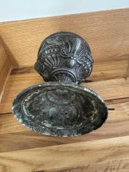 KALAY TABANLI ANTİKA VİKTORYA DÖNEMİ GAZ LAMBASI Camsız Yükseklik : 30   Genişlik:  18 cm Derinlik: 18 cm Rokoko tarzında dekore edilmiş kalay tabanlı Viktorya dönemi bir gaz lambası. Cam baca ve yuvarlak oyma cam gölgelikle kaplı çift brülöre sahiptir. Kosovadan satın aldım.Maalesef camı uçakta kırılmış şimdilik camsız olarak satılık