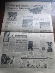 Cumhuriyet Gazetesi - 10 Şubat 1964 - Maliye Bakanı Ferit Melen yabancılar yatırımlarınız için önce Türk parası bulun sonra dolar isteyin diyorlar - tadil edilmiş anglo Amerikan teklifini bazı şartlarla kabul ettiğimiz anlaşılıyor - kuvvetin NATO emrinde olmasını şart koşuyoruz - Kıbrıs bir üçlü veya beşli mesele olmaktan çıkarak bloklar arası hale geldi - Amerikan Dışişleri müsteşarı George Ball Ankara'ya geliyor - Adalet partisine göre Toprak reformu mülkiyet haklarını zedeliyor - Amerika NATO kuvvetine katılmama temayülünde - Kıbrıs'ta Tedhişciler tarafından yakılan bir Türk evi fotoğraf - benzinciler fazla kar için akaryakıta gaz karıştırıyor - Türkiye İşçi Partisi genel kongresi'ne katılan delegeler Fotoğraf - yabancı ilim adamlarının tarihi eserlerimizi çalıp götürdükleri İleri sürüldü - Allah ne verdiyse yazan İlhan Selçuk - 1963-1964 Yunus Nadi armağanı - mühim bir bünye meselesi yazan Burhan Felek - sinema tiyatro programı - iklim ve hayat -  Fenerbahçe 2 Kasımpaşa 0