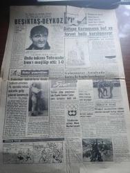 Cumhuriyet Gazetesi - 8 Şubat 1964 - Kıbrıs buhranında Amerika Makarios'u sorumlu tutuyor - Kıbrıs adasındaki çarpışmalar devam ediyor Türk köyleri ile irtibat kesildi - İngiliz Kuvvetleri duruma hakim olamıyor - Rusya Nato'dan Kıbrıs'a müdahale etmemesini istedi - Kıbrıs'ta Rumların yaşadığı Türklerin yaşadığı ve Türk Rum karışık şehirler harita - herkes birliğinin 2 numaralı adamı Sofokles Venizelos Dün öldü - gaz darlığı yaratanlar takip ve tecziye edilecek - bayan kennedy'nin Cemal Gürsel'e cevabi mesajı açıklandı - Adalet partili milletvekilleri Bahri Cömert ve Celal Kılıç mecliste kavga etti - İsmet İnönü CHP küçük kurultayı'nda Kıbrıs buhranından bahsetti - bulanık sular yazan İlhan Selçuk - Küba Amerikan guantanamo deniz üssünün suyunu kesti - ağacın alt dalları yazan Burhan Felek - Sinema Tiyatro Programı - haftanın portresi İbrahim Öktem - Beşiktaş Beykoz Maçı - iddialı kaleci Altaylı Varol fotoğraf - Totoda 13'ü bulunca ortaklar mahkemelik oldular -  boksör Cassius Clay