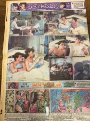 TAN 2 GAZETESİ DOĞUM GÜNÜ HEDİYESİ - 24 NİSAN 1988 - 4 SAYFADIR - Neriman Köksal-Türkan Şoray-Sevtap Parman-Nurdan Torun-Banu Alkan-Serpil Çakmaklı-Tolga Savacı-Mehmet Aydın-Nazmi Özer-Saadet Gürses-Metün Soysal-Süleyman Gök-Necia Akınar-Homero-Necla Akınar-Muammer Bey-Esin Ünal-Faruk Durukan Son Fosforlu-Assolist seksi olmalı-Karton Bambi-Sen ve Ben-Aşk Delisi Attila-Saçlarınızı böyle yola getirin-Kadın her yerde kadındır-İkizlerden biri bayılınca-Sebzeli sulu köfte-Koltluğumun altında bezeler var-Eyvah bugün pazartesi-Deli mi bu adam-Bir dakika-3 kapılı araba-Pijamada çizgi modası-Muammer Bey yanlış meslek seçmiş-Uranüs’ün öbür yüzü Çizen-Homero-Süleyman Gök