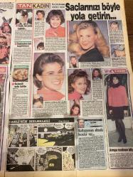 TAN 2 GAZETESİ DOĞUM GÜNÜ HEDİYESİ - 24 NİSAN 1988 - 4 SAYFADIR - Neriman Köksal-Türkan Şoray-Sevtap Parman-Nurdan Torun-Banu Alkan-Serpil Çakmaklı-Tolga Savacı-Mehmet Aydın-Nazmi Özer-Saadet Gürses-Metün Soysal-Süleyman Gök-Necia Akınar-Homero-Necla Akınar-Muammer Bey-Esin Ünal-Faruk Durukan Son Fosforlu-Assolist seksi olmalı-Karton Bambi-Sen ve Ben-Aşk Delisi Attila-Saçlarınızı böyle yola getirin-Kadın her yerde kadındır-İkizlerden biri bayılınca-Sebzeli sulu köfte-Koltluğumun altında bezeler var-Eyvah bugün pazartesi-Deli mi bu adam-Bir dakika-3 kapılı araba-Pijamada çizgi modası-Muammer Bey yanlış meslek seçmiş-Uranüs’ün öbür yüzü Çizen-Homero-Süleyman Gök