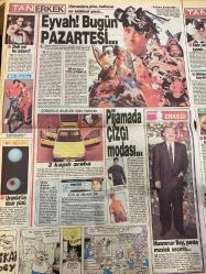 TAN 2 GAZETESİ DOĞUM GÜNÜ HEDİYESİ - 24 NİSAN 1988 - 4 SAYFADIR - Neriman Köksal-Türkan Şoray-Sevtap Parman-Nurdan Torun-Banu Alkan-Serpil Çakmaklı-Tolga Savacı-Mehmet Aydın-Nazmi Özer-Saadet Gürses-Metün Soysal-Süleyman Gök-Necia Akınar-Homero-Necla Akınar-Muammer Bey-Esin Ünal-Faruk Durukan Son Fosforlu-Assolist seksi olmalı-Karton Bambi-Sen ve Ben-Aşk Delisi Attila-Saçlarınızı böyle yola getirin-Kadın her yerde kadındır-İkizlerden biri bayılınca-Sebzeli sulu köfte-Koltluğumun altında bezeler var-Eyvah bugün pazartesi-Deli mi bu adam-Bir dakika-3 kapılı araba-Pijamada çizgi modası-Muammer Bey yanlış meslek seçmiş-Uranüs’ün öbür yüzü Çizen-Homero-Süleyman Gök