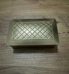 TAKI AKSESUAR VEYA KÜÇÜK EŞYALAR İÇİN METAL KUTU 	Takı Aksesuar ,mücevher kutusu Anahtarlık ya da küçük eşyaların saklandığı kutu Boy 13 Cm  En 8 Cm Yükseklik 5,5 cm 	Dekoratif obje olarak vitrinlerde sergile