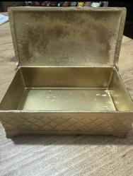 TAKI AKSESUAR VEYA KÜÇÜK EŞYALAR İÇİN METAL KUTU 	Takı Aksesuar ,mücevher kutusu Anahtarlık ya da küçük eşyaların saklandığı kutu Boy 13 Cm  En 8 Cm Yükseklik 5,5 cm 	Dekoratif obje olarak vitrinlerde sergile