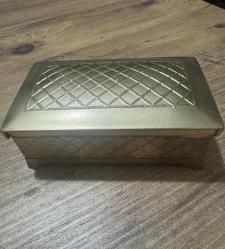 TAKI AKSESUAR VEYA KÜÇÜK EŞYALAR İÇİN METAL KUTU 	Takı Aksesuar ,mücevher kutusu Anahtarlık ya da küçük eşyaların saklandığı kutu Boy 13 Cm  En 8 Cm Yükseklik 5,5 cm 	Dekoratif obje olarak vitrinlerde sergile