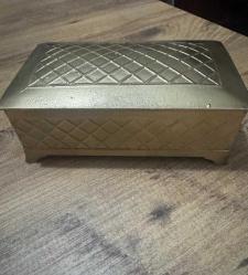TAKI AKSESUAR VEYA KÜÇÜK EŞYALAR İÇİN METAL KUTU 	Takı Aksesuar ,mücevher kutusu Anahtarlık ya da küçük eşyaların saklandığı kutu Boy 13 Cm  En 8 Cm Yükseklik 5,5 cm 	Dekoratif obje olarak vitrinlerde sergile