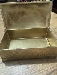 TAKI AKSESUAR VEYA KÜÇÜK EŞYALAR İÇİN METAL KUTU 	Takı Aksesuar ,mücevher kutusu Anahtarlık ya da küçük eşyaların saklandığı kutu Boy 13 Cm  En 8 Cm Yükseklik 5,5 cm 	Dekoratif obje olarak vitrinlerde sergile
