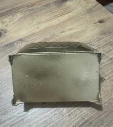 TAKI AKSESUAR VEYA KÜÇÜK EŞYALAR İÇİN METAL KUTU 	Takı Aksesuar ,mücevher kutusu Anahtarlık ya da küçük eşyaların saklandığı kutu Boy 13 Cm  En 8 Cm Yükseklik 5,5 cm 	Dekoratif obje olarak vitrinlerde sergile