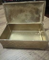TAKI AKSESUAR VEYA KÜÇÜK EŞYALAR İÇİN METAL KUTU 	Takı Aksesuar ,mücevher kutusu Anahtarlık ya da küçük eşyaların saklandığı kutu Boy 13 Cm  En 8 Cm Yükseklik 5,5 cm 	Dekoratif obje olarak vitrinlerde sergile