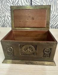 Osmanlı Dönemi Bronz Bakır karışımı içi ahşap dışı el işlemeli Dönemin kokuluk koymak için kullanılan kutu sandık Dekorluk aksesuar kutusu olarak değerlendirilebilir Ölçüleri 8,5x6,3,x5cm