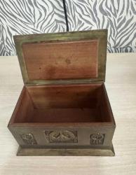 Osmanlı Dönemi Bronz Bakır karışımı içi ahşap dışı el işlemeli Dönemin kokuluk koymak için kullanılan kutu sandık Dekorluk aksesuar kutusu olarak değerlendirilebilir Ölçüleri 8,5x6,3,x5cm