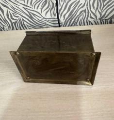 Osmanlı Dönemi Bronz Bakır karışımı içi ahşap dışı el işlemeli Dönemin kokuluk koymak için kullanılan kutu sandık Dekorluk aksesuar kutusu olarak değerlendirilebilir Ölçüleri 8,5x6,3,x5cm
