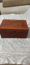 ESKİ EL YAPIMI MASİF SANDIK KUTU AĞAÇTAN YAPILMA ÇOK AMAÇLI KULANABİLECEĞİNİZ  PİRİNÇ TUTMA KULPLU AYNALI AHŞAP MİNİ SANDIK  ÖLÇÜLERİ 27x18 cm  Derinlik 8 cm