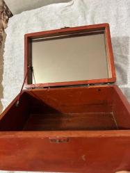 ESKİ EL YAPIMI MASİF SANDIK KUTU AĞAÇTAN YAPILMA ÇOK AMAÇLI KULANABİLECEĞİNİZ  PİRİNÇ TUTMA KULPLU AYNALI AHŞAP MİNİ SANDIK  ÖLÇÜLERİ 27x18 cm  Derinlik 8 cm