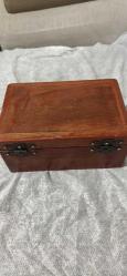 ESKİ EL YAPIMI MASİF SANDIK KUTU AĞAÇTAN YAPILMA ÇOK AMAÇLI KULANABİLECEĞİNİZ  PİRİNÇ TUTMA KULPLU AYNALI AHŞAP MİNİ SANDIK  ÖLÇÜLERİ 27x18 cm  Derinlik 8 cm