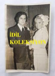 1965 TÜRKİYE GÜZELİ SEVTAP ETİ'NİN ORİJİNAL 3'LÜ FOTOĞRAF SETİ - 18 x 12 cm EBADINDA  - SEVTAP ETİ, AKIN ERKAN'LA EVLENİRKEN DÜĞÜNDE ÇEKİLMİŞ 3 ÖZEL KARE. 22 EKİM 1973... SEVTAP ETİ & AKIN ERKAN DÜĞÜNÜNDEN HATIRA FOTOĞRAFLARI. ÖZEL ARŞİV