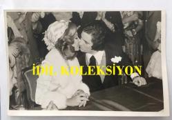 1965 TÜRKİYE GÜZELİ SEVTAP ETİ'NİN ORİJİNAL 3'LÜ FOTOĞRAF SETİ - 18 x 12 cm EBADINDA  - SEVTAP ETİ, AKIN ERKAN'LA EVLENİRKEN DÜĞÜNDE ÇEKİLMİŞ 3 ÖZEL KARE. 22 EKİM 1973... SEVTAP ETİ & AKIN ERKAN DÜĞÜNÜNDEN HATIRA FOTOĞRAFLARI. ÖZEL ARŞİV