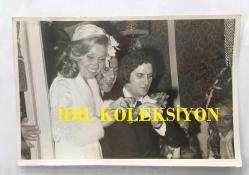 1965 TÜRKİYE GÜZELİ SEVTAP ETİ'NİN ORİJİNAL 3'LÜ FOTOĞRAF SETİ - 18 x 12 cm EBADINDA  - SEVTAP ETİ, AKIN ERKAN'LA EVLENİRKEN DÜĞÜNDE ÇEKİLMİŞ 3 ÖZEL KARE. 22 EKİM 1973... SEVTAP ETİ & AKIN ERKAN DÜĞÜNÜNDEN HATIRA FOTOĞRAFLARI. ÖZEL ARŞİV