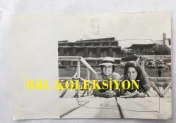 1965 TÜRKİYE GÜZELİ SEVTAP ETİ'NİN ORİJİNAL 2'Lİ FOTOĞRAF SETİ - 18 x 12 cm EBADINDA  - SEVTAP ETİ, YALÇIN GÜLHAN ve KADİR İNANIR'IN AYNI KARELERDE OLDUĞU 2 FARKLI FOTOĞRAF