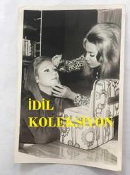 1965 TÜRKİYE GÜZELİ SEVTAP ETİ'NİN ORİJİNAL 2'Lİ FOTOĞRAF SETİ - 18 x 12 cm EBADINDA  - SEVTAP ETİ 17 YAŞINDAKİ KARDEŞİ SEMA'NIN SAHNE ÖNCESİNDEKİ MAKYAJINI YAPARKEN ÇEKİLMİŞ  2 FARKLI FOTOĞRAF
