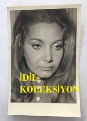 1965 TÜRKİYE GÜZELİ SEVTAP ETİ'NİN ORİJİNAL 2'Lİ FOTOĞRAF SETİ - 18 x 12 cm EBADINDA  - SEVTAP ETİ KAZADAN SONRA YANAĞINDA OLUŞAN YARA İZİNİ GÖSTERİRKEN ÇEKİLMİŞ 2 FARKLI FOTOĞRAF