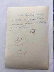 1965 TÜRKİYE GÜZELİ SEVTAP ETİ'NİN ORİJİNAL 2'Lİ FOTOĞRAF SETİ - 18 x 12 cm EBADINDA  - SEVTAP ETİ KAZADAN SONRA YANAĞINDA OLUŞAN YARA İZİNİ GÖSTERİRKEN ÇEKİLMİŞ 2 FARKLI FOTOĞRAF