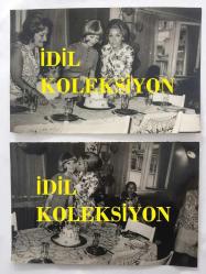 1965 TÜRKİYE GÜZELİ SEVTAP ETİ'NİN ORİJİNAL 2'Lİ FOTOĞRAF SETİ - 18 x 12 cm EBADINDA  - SEVTAP ETİ KARDEŞİ SEMA'NIN DOĞUM GÜNÜNÜ EVLERİNDE KUTLARKEN ÇEKİLMİŞ 2 ÖZEL HATIRA FOTOĞRAFI