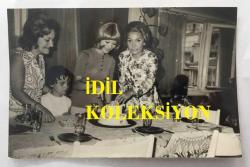 1965 TÜRKİYE GÜZELİ SEVTAP ETİ'NİN ORİJİNAL 2'Lİ FOTOĞRAF SETİ - 18 x 12 cm EBADINDA  - SEVTAP ETİ KARDEŞİ SEMA'NIN DOĞUM GÜNÜNÜ EVLERİNDE KUTLARKEN ÇEKİLMİŞ 2 ÖZEL HATIRA FOTOĞRAFI