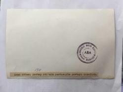 1965 TÜRKİYE GÜZELİ SEVTAP ETİ'NİN ORİJİNAL 2'Lİ FOTOĞRAF SETİ - 18 x 12 cm EBADINDA  - SEVTAP ETİ KARDEŞİ SEMA'NIN DOĞUM GÜNÜNÜ EVLERİNDE KUTLARKEN ÇEKİLMİŞ 2 ÖZEL HATIRA FOTOĞRAFI
