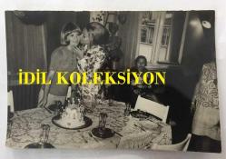 1965 TÜRKİYE GÜZELİ SEVTAP ETİ'NİN ORİJİNAL 2'Lİ FOTOĞRAF SETİ - 18 x 12 cm EBADINDA  - SEVTAP ETİ KARDEŞİ SEMA'NIN DOĞUM GÜNÜNÜ EVLERİNDE KUTLARKEN ÇEKİLMİŞ 2 ÖZEL HATIRA FOTOĞRAFI