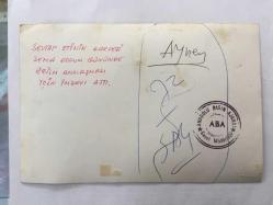 1965 TÜRKİYE GÜZELİ SEVTAP ETİ'NİN ORİJİNAL 2'Lİ FOTOĞRAF SETİ - 18 x 12 cm EBADINDA  - SEVTAP ETİ KARDEŞİ SEMA'NIN DOĞUM GÜNÜNÜ EVLERİNDE KUTLARKEN ÇEKİLMİŞ 2 ÖZEL HATIRA FOTOĞRAFI