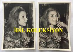 1965 TÜRKİYE GÜZELİ SEVTAP ETİ'NİN ORİJİNAL 2'Lİ FOTOĞRAF SETİ - 18 x 12 cm EBADINDA  - SEVTAP ETİ ÇİÇEK DESENLİ ŞIK BLUZUYLA GÜLÜMSERKEN YAKINDAN ÇEKİLMİŞ NET KALİTEDE 2 FARKLI FOTOĞRAF