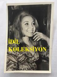 1965 TÜRKİYE GÜZELİ SEVTAP ETİ'NİN ORİJİNAL 2'Lİ FOTOĞRAF SETİ - 18 x 12 cm EBADINDA  - SEVTAP ETİ ÇİÇEK DESENLİ ŞIK BLUZUYLA GÜLÜMSERKEN YAKINDAN ÇEKİLMİŞ NET KALİTEDE 2 FARKLI FOTOĞRAF