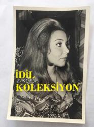 1965 TÜRKİYE GÜZELİ SEVTAP ETİ'NİN ORİJİNAL 2'Lİ FOTOĞRAF SETİ - 18 x 12 cm EBADINDA  - SEVTAP ETİ ÇİÇEK DESENLİ ŞIK BLUZUYLA GÜLÜMSERKEN YAKINDAN ÇEKİLMİŞ NET KALİTEDE 2 FARKLI FOTOĞRAF