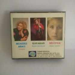 Cd Nilüfer - Kayahan - Muazzez Abacı. 3 lü cd box set albüm. Dönem Baskı. Orijinal. Sorunsuz çalışıyor.  MUAZZEZ ABACI: Vurgun / KAYAHAN : Benim Şarkılarım / NİLÜFER : Esmer Günler- Yaşar Kekeva Plakçılık