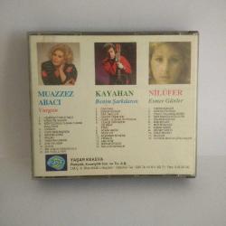 Cd Nilüfer - Kayahan - Muazzez Abacı. 3 lü cd box set albüm. Dönem Baskı. Orijinal. Sorunsuz çalışıyor.  MUAZZEZ ABACI: Vurgun / KAYAHAN : Benim Şarkılarım / NİLÜFER : Esmer Günler- Yaşar Kekeva Plakçılık