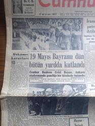 Cumhuriyet Gazetesi - 20 Mayıs 1951 - hükümet kararları Cumhuriyet Başmakale - 19 Mayıs bayramı Dün bütün yurtta kutlandı - Dün Ankara'da 19 Mayıs stadyumunda eskrimciler ve genç kızlarımız geçerlerken fotoğraf - Cumhurbaşkanı Celal Bayar ve CHP lideri İsmet İnönü merasimi takip ederlerken fotoğraf - İran'da Petrol ihtilafı - Ürdün Melikinin Dolmabahçe sarayında gazetecilere beyanatı fotoğraf - kızılların taarruzları Dün Kore'de durdu -  Raman petrolü - yol inşaatına hız verilecek - Celal Bayar İsmet İnönü mülakatı - Vefa Hajduk takımını 2-0 yendi fotoğraf - Çankaya'da Atatürk heykeli açıldı - Kanuni Süleyman yazan Harold Lamb Yazı Dizisi - haftanın şakaları yazan Burhan Felek - yollu yolsuz yazan Falih Rıfkı Atay - Libya kralı İdris El Sünusiye suikast - Fenerbahçe İzmir'de Galip - Demirspor İran'a gidiyor - Abdullah Yüce Perihan Sözeri Mualla Mukadder Atakan Cağaloğlu Çiftesaraylar bahçesinde - İstanbul Ankara Radyosu Programı - Mefharet Yıldırım'ı sahibinin sesi plaklarında dinleyin