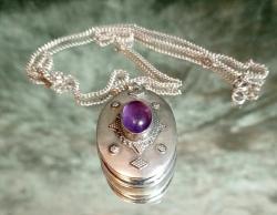 AMETİST TAŞLI KABARTMA İŞÇİLİKLİ GÜMÜŞ RESİMLİK  KOLYE