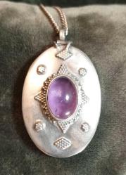 AMETİST TAŞLI KABARTMA İŞÇİLİKLİ GÜMÜŞ RESİMLİK  KOLYE