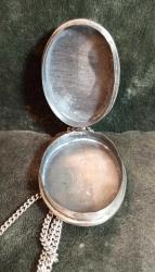 AMETİST TAŞLI KABARTMA İŞÇİLİKLİ GÜMÜŞ RESİMLİK  KOLYE